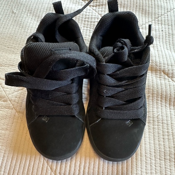 Boys DC soft side feeling black sneakers. Like new worn once. - Picture 5 of 5